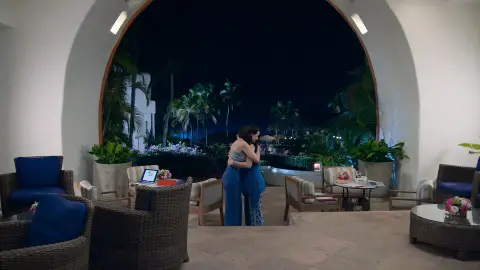 Abrazo entre Julieta y Susana Mi marido tiene más familia