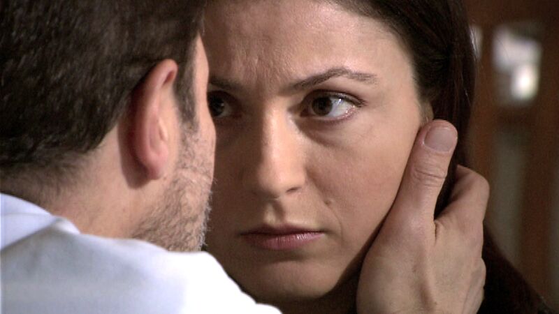 Mientras Yansel da a luz al hijo de Ali Kemal, Füsun besa a otro hombre