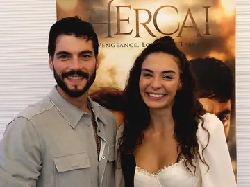 Akin Akinözü y Ebru Sahin Akin Akinözü y Ebru Sahin