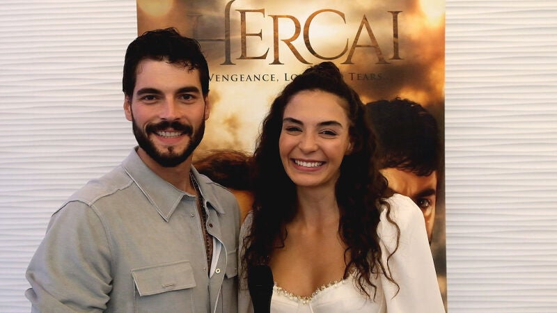 Los actores de 'Hercai' mandan un cariñoso saludo a los espectadores de Nova