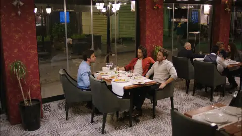 Cena de los Egemen La señora Fazilet y sus hijas