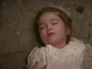Azat dispara por accidente a Gul, la hermana pequeña de Reyyan Azat dispara por accidente a Gul, la hermana pequeña de Reyyan