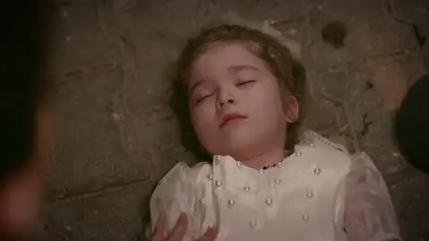 Azat dispara por accidente a Gul, la hermana pequeña de Reyyan Azat dispara por accidente a Gul, la hermana pequeña de Reyyan