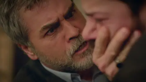 Azat quiere suspender la boda de Miran y Reyyan para casarse con ella Azat quiere suspender la boda de Miran y Reyyan para casarse con ella