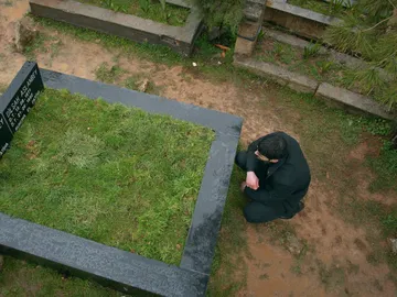 Miran ante la tumba de su madre Miran ante la tumba de su madre