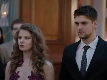 Selin y Yasin se presentan en la boda de Ece y Hazim con una inesperada noticia Selin y Yasin se presentan en la boda de Ece y Hazim con una inesperada noticia