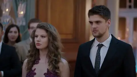 Selin y Yasin se presentan en la boda de Ece y Hazim con una inesperada noticia Selin y Yasin se presentan en la boda de Ece y Hazim con una inesperada noticia