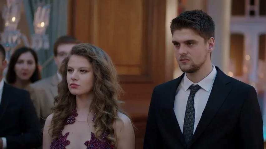 Selin y Yasin se presentan en la boda de Ece y Hazim con una inesperada noticia