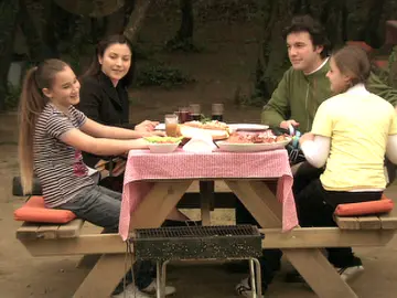 Ali Kemal y Füsun se reencuentran tras el divorcio Ali Kemal y Füsun se reencuentran tras el divorcio