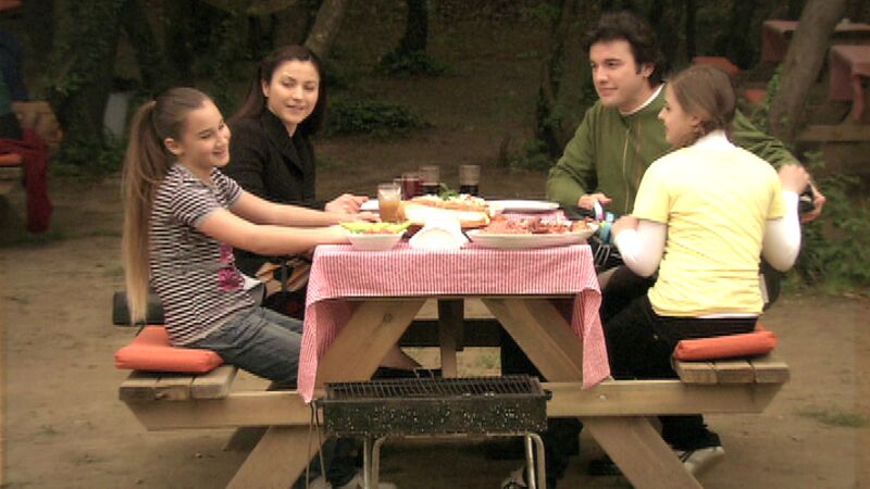 Ali Kemal y Füsun se reencuentran tras el divorcio