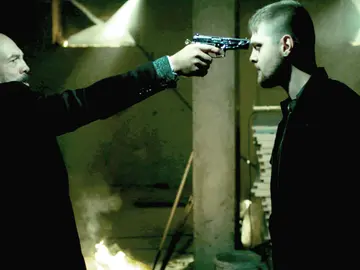 Hazim quiere matar a Yasin para alejarlo de Ece y Selin Hazim quiere matar a Yasin para alejarlo de Ece y Selin