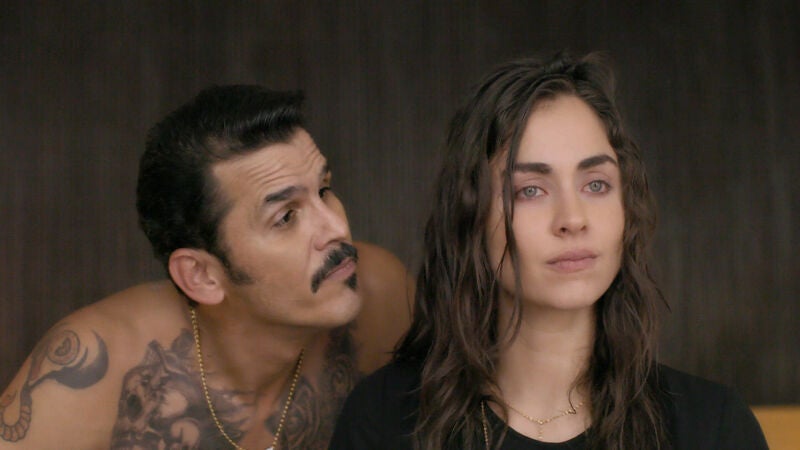 Eva, chantajeada por el sicario de los narcotraficantes