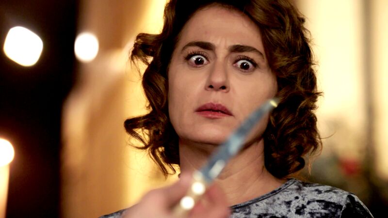 Yasemin trata de quitarse la vida