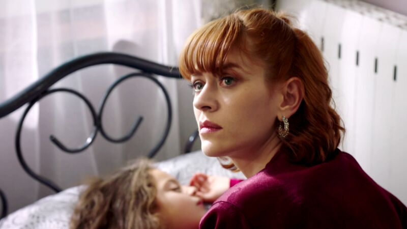 Yasemin es descubierta abrazando a su hija secreta