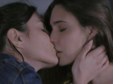 El beso entre Valentina y Juliana
