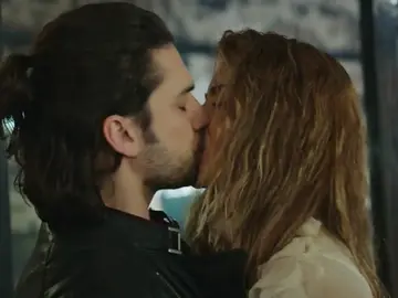 Nil consigue lo que quería: un beso de Sinan Nil consigue lo que quería: un beso de Sinan