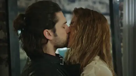 Nil consigue lo que quería: un beso de Sinan Nil consigue lo que quería: un beso de Sinan