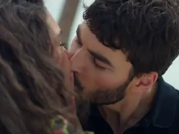 Miran le roba un beso a Reyyan Miran le roba un beso a Reyyan