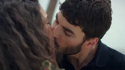 Miran le roba un beso a Reyyan Miran le roba un beso a Reyyan