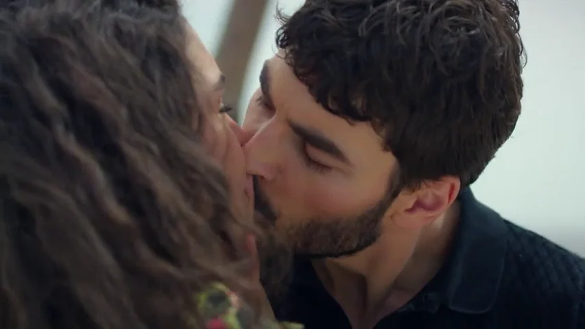 Miran le roba un beso a Reyyan