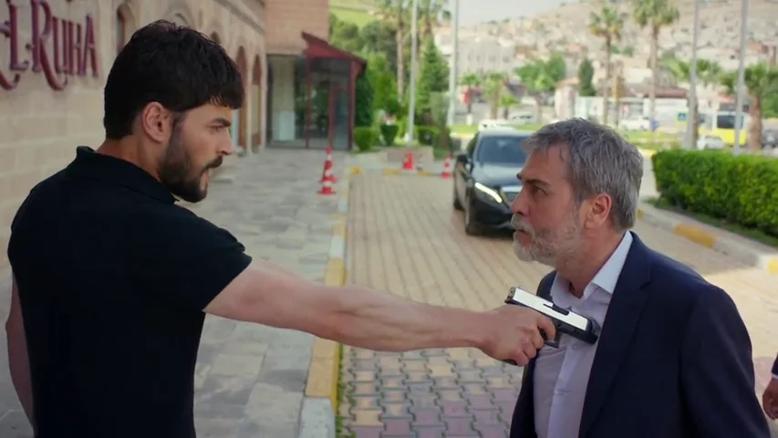 Miran se enfrenta a Hazar: "Nadie puede quitarme a Reyyan" Miran se enfrenta a Hazar: "Nadie puede quitarme a Reyyan"