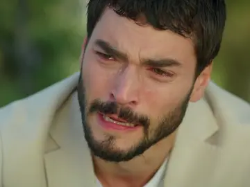 Miran se derrumba delante de la tumba de sus padres Miran se derrumba delante de la tumba de sus padres