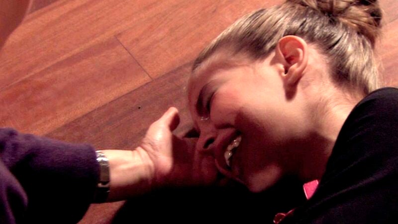 Nilfer sufre una terrible caída