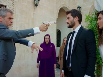 Hazar interrumpe la boda de Miran y Reyyan