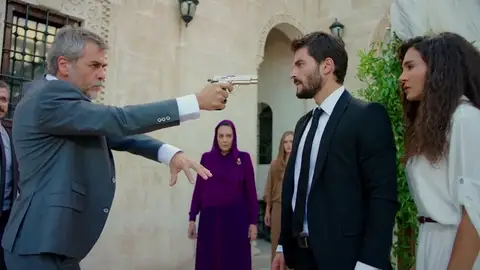 Hazar interrumpe la boda de Miran y Reyyan Hazar interrumpe la boda de Miran y Reyyan