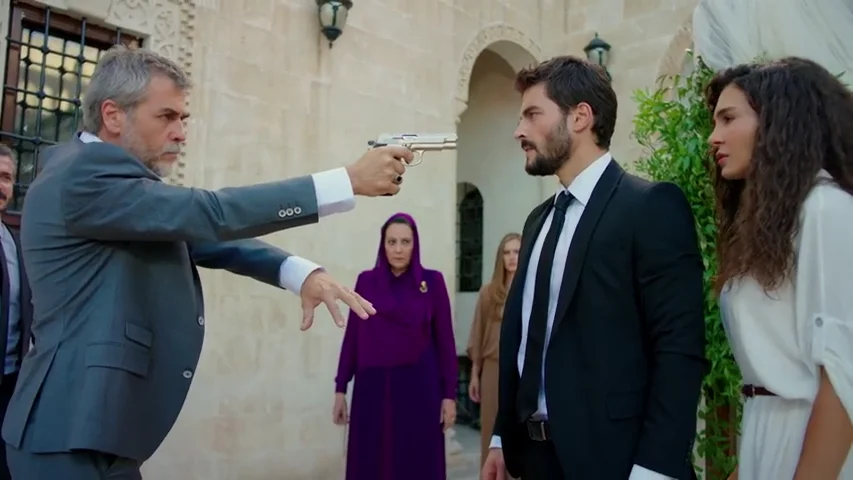 Hazar interrumpe la boda de Miran y Reyyan Hazar interrumpe la boda de Miran y Reyyan