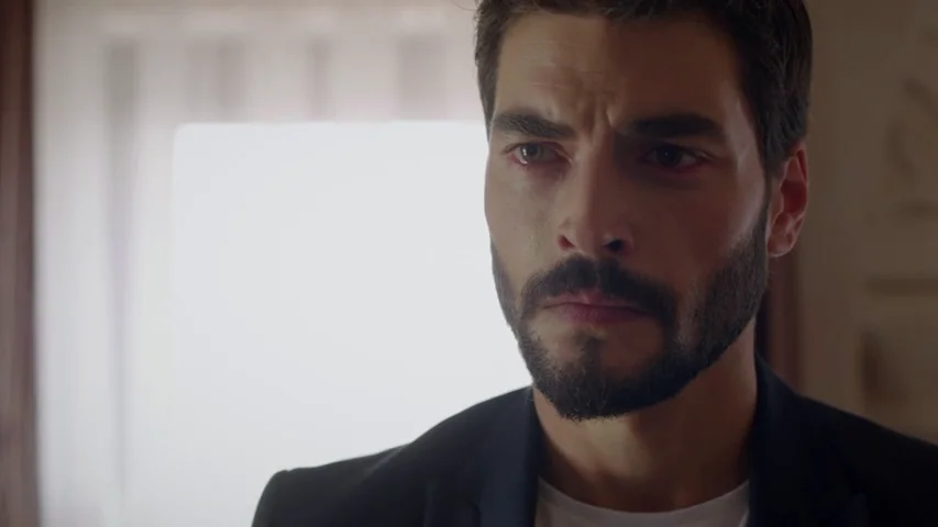 Miran: "Abuela, ¿tenemos más enemigos?" Miran: "Abuela, ¿tenemos más enemigos?"