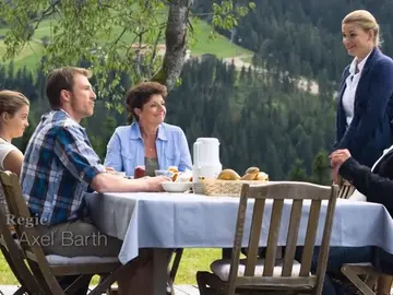 Hans descubre que Anne vivirá en la granja con Martin Hans descubre que Anne vivirá en la granja con Martin