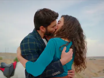 Miran y Reyyan se funden en un apasionado beso Miran y Reyyan se funden en un apasionado beso
