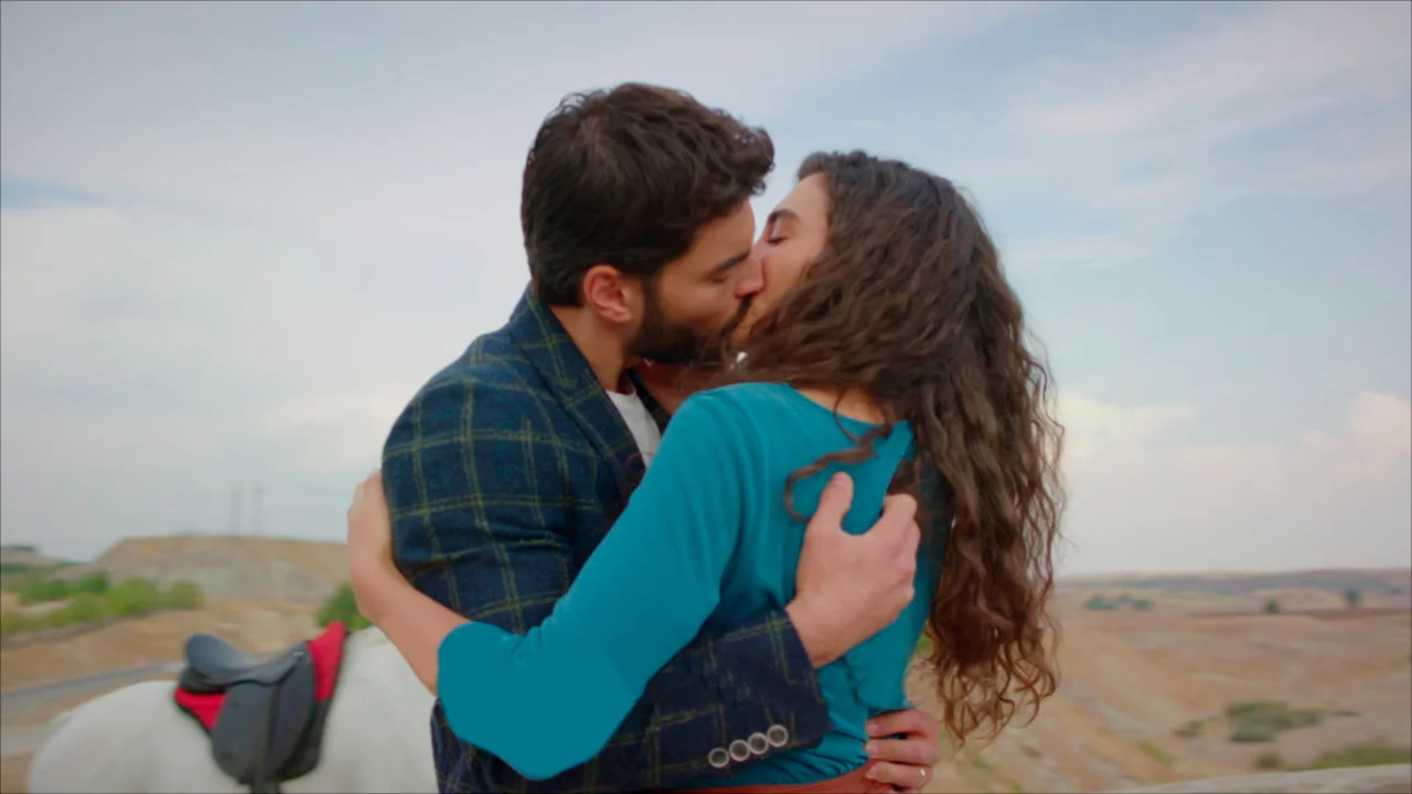 Miran y Reyyan se funden en un apasionado beso Hercai