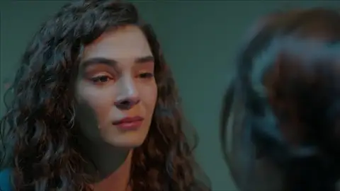 Reyyan descubre el secreto de su madre Reyyan descubre el secreto de su madre