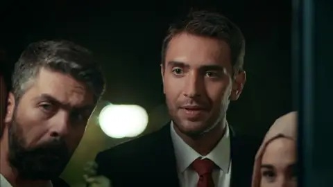 Tahir da el paso y le pide la mano a Nefes Tahir da el paso y le pide la mano a Nefes