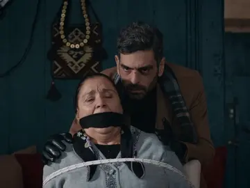 Vedat secuestra a la señora Saniye Vedat secuestra a la señora Saniye