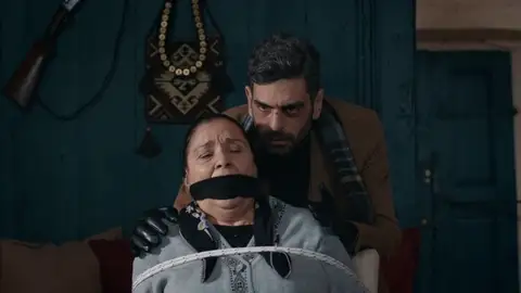 Vedat secuestra a la señora Saniye Vedat secuestra a la señora Saniye