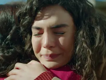 Madre e hija se funden en un cálido abrazo Madre e hija se funden en un cálido abrazo