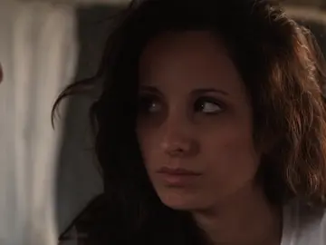 Sarah cada vez más molesta con Andreas por su relación con Emily  Sarah cada vez más molesta con Andreas por su relación con Emily