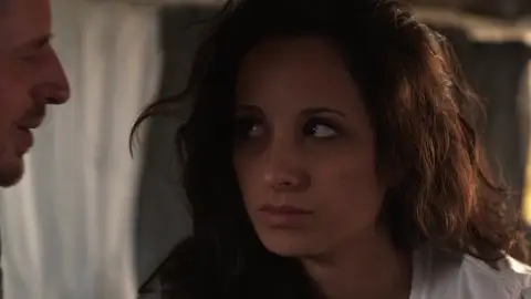 Sarah cada vez más molesta con Andreas por su relación con Emily Sarah cada vez más molesta con Andreas por su relación con Emily