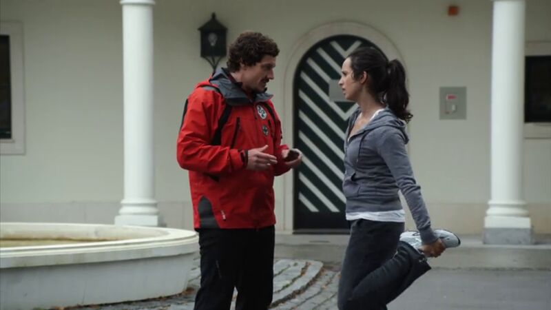 Tobias le confiesa a Sarah que él puso los 200.000 euros entre las cosas de Stefan