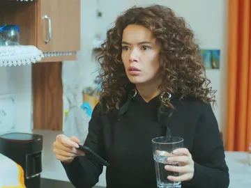 Yeliz descubre el gran secreto de Sirin tras la presunta muerte de Sarp Yeliz descubre el gran secreto de Sirin tras la presunta muerte de Sarp