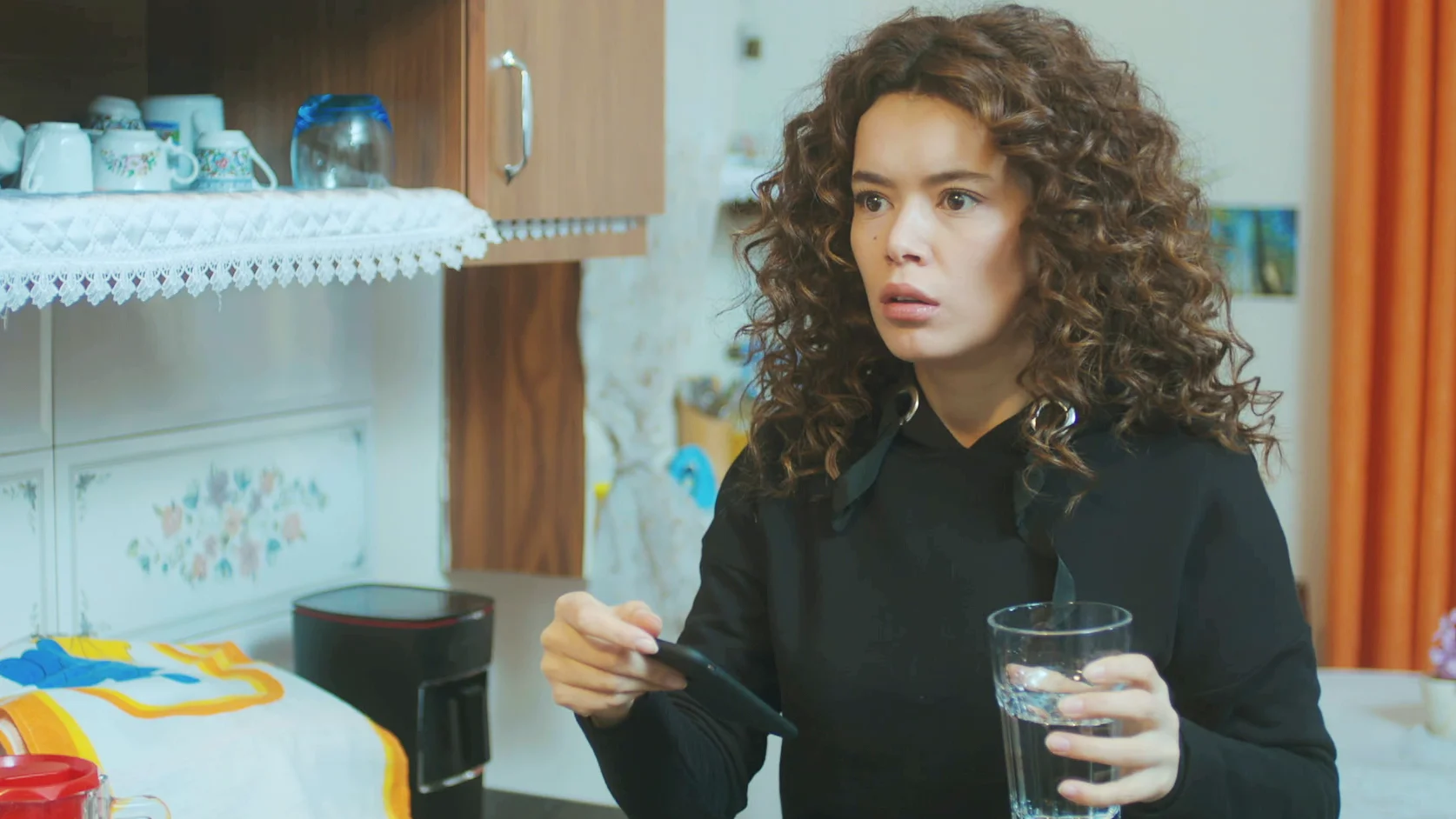 Yeliz descubre el gran secreto de Sirin tras la presunta muerte de Sarp Yeliz descubre el gran secreto de Sirin tras la presunta muerte de Sarp