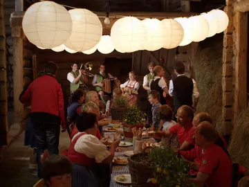 Fiesta tirolesa en los Alpes Fiesta tirolesa en los Alpes