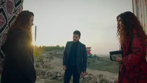Miran vuelve a por Reyyan a su casa Miran vuelve a por Reyyan a su casa