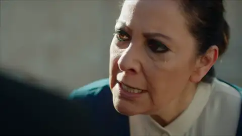 Azize pierde los nervios cuando su familia se revela contra ella Azize pierde los nervios cuando su familia se revela contra ella