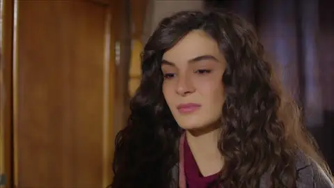 Reyyan sigue lamentándose por haber confiado en su padre y no en Miran Reyyan sigue lamentándose por haber confiado en su padre y no en Miran