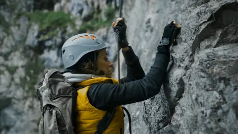 Colgados del acantilado Rescate en los Alpes