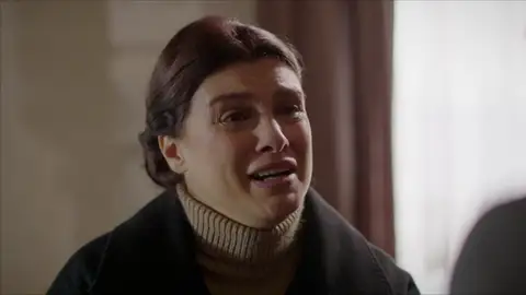 Zehra irrumpe en la mansión Aslanbey, ¿qué es tan urgente? Zehra irrumpe en la mansión Aslanbey, ¿qué es tan urgente?